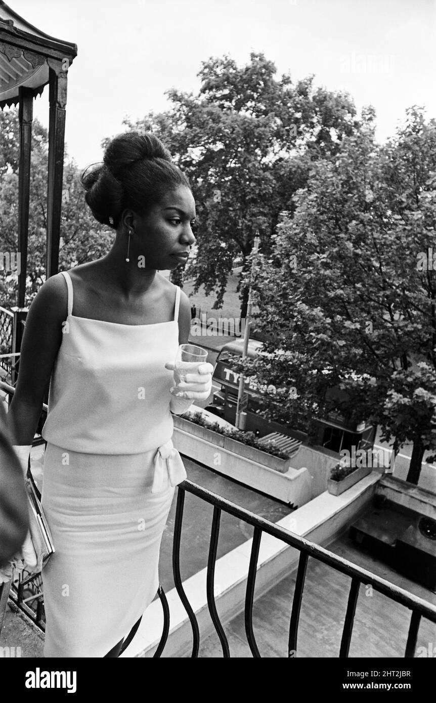 Nina Simone, representada en una recepción de prensa para su Philips Record Company, en Stanhope Place, Hyde Park, Londres, W2. Nina Simone fue una cantante, compositora, músico, arreglista y activista de derechos civiles de Estados Unidos. Su música abarcó una amplia gama de estilos musicales incluyendo clásico, jazz, blues, folk, R&B, evangelio, y pop. Foto tomada el 14th de julio de 1965 Foto de stock