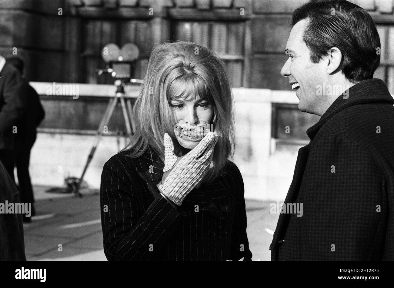 Julie Christie se encuentra fuera del Victoria and Albert Museum en South Kensington rodando una película llamada 'Darling'. 5th de enero de 1965. Foto de stock