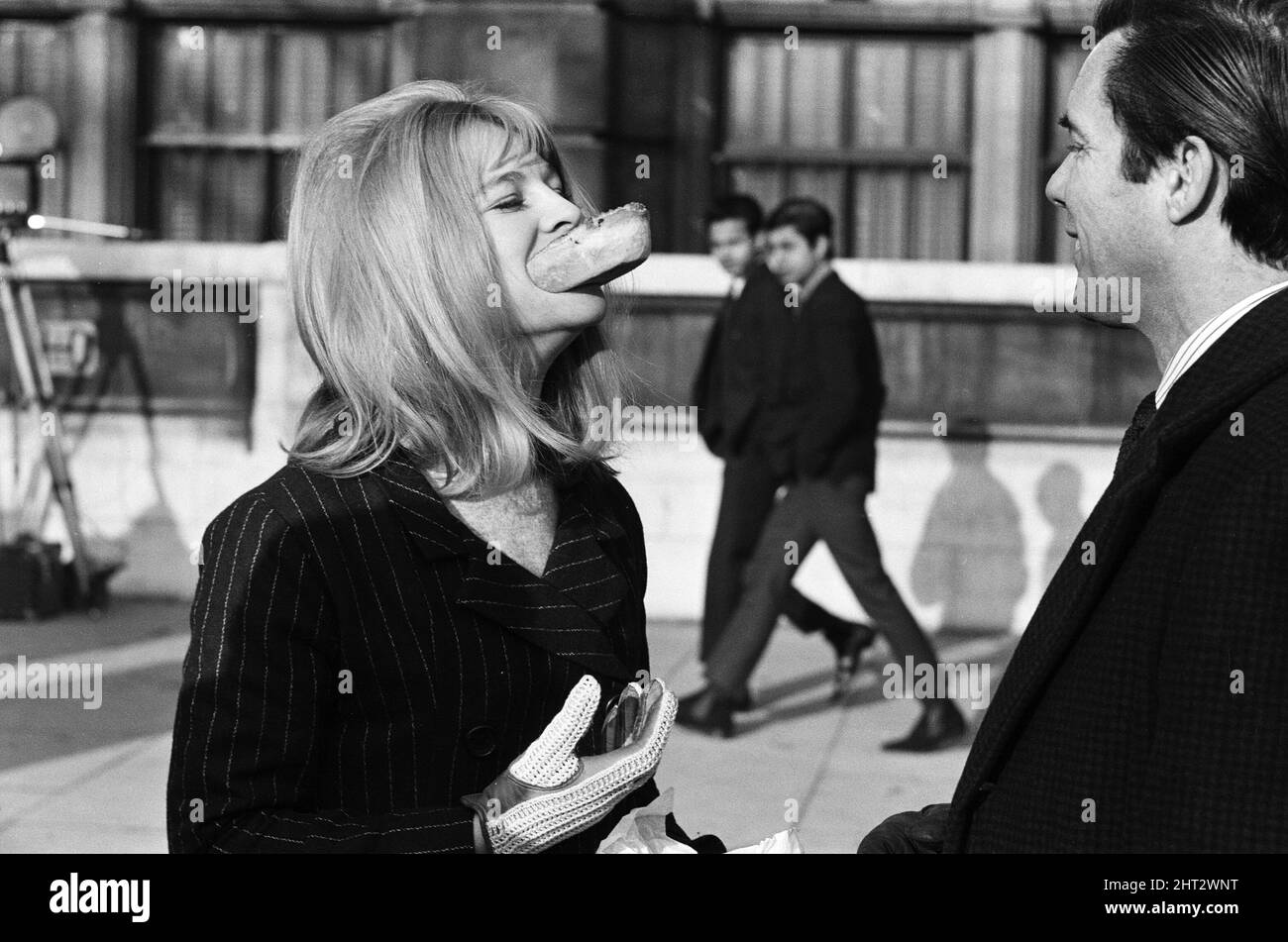 Julie Christie se encuentra fuera del Victoria and Albert Museum en South Kensington rodando una película llamada 'Darling'. 5th de enero de 1965. Foto de stock