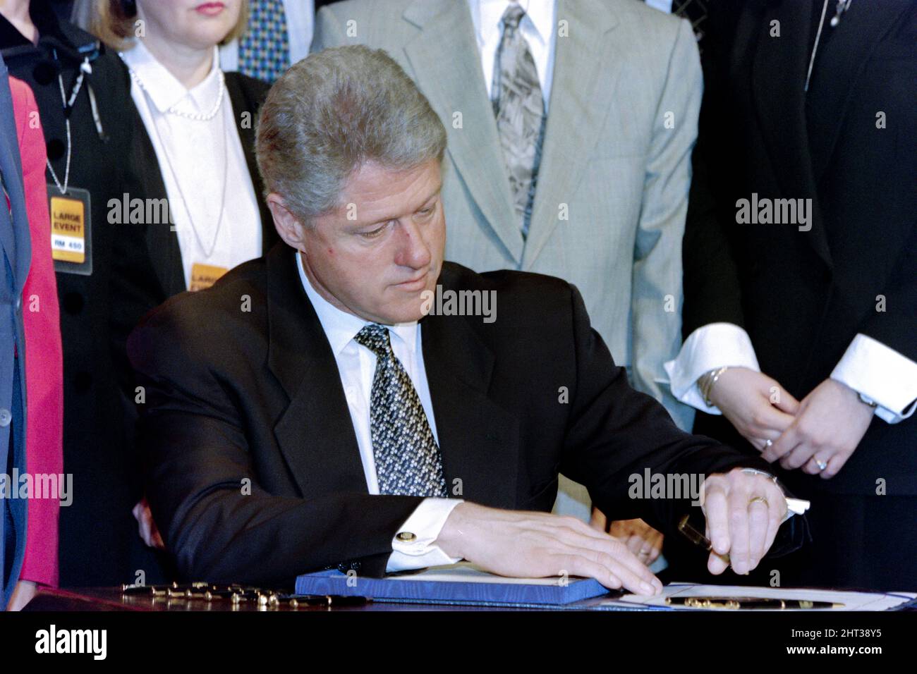 Washington, DC, EE.UU. 12th de marzo de 1996. El presidente estadounidense Bill Clinton firma el proyecto de ley Helms-Burton para endurecer el embargo cubano en el antiguo edificio de oficinas ejecutivas de la Casa Blanca el 12 de marzo de 1996 en Washington, Alrededor del presidente están los miembros de la familia de los pilotos Hermanos al Rescate que fueron asesinados cuando sus aviones fueron derribados por aviones de combate cubanos. Foto de stock