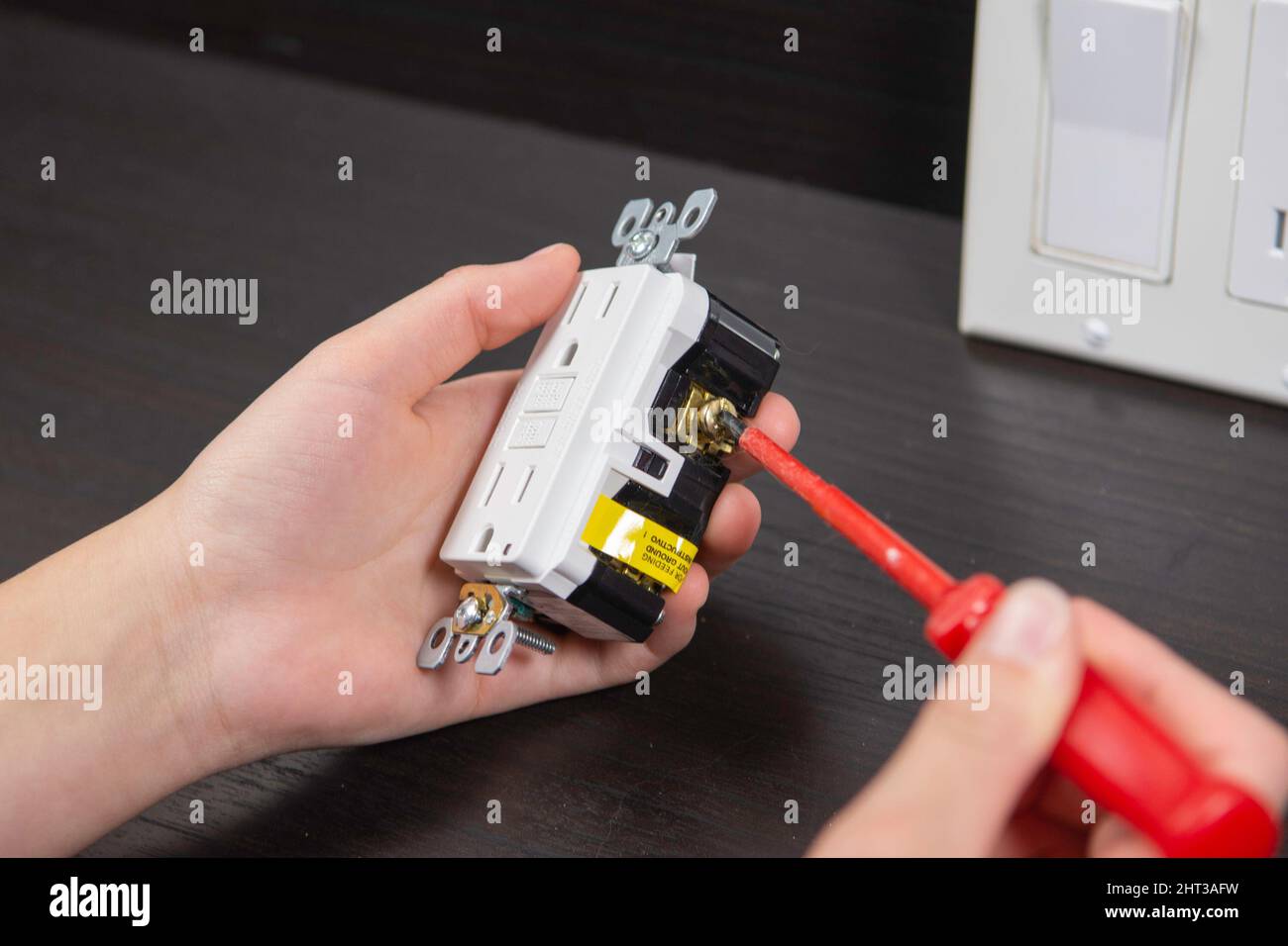 Nueva Instalación De Cableado Eléctrico Caja De Enchufe De Plástico Y Cables  Eléctricos Para Enchufes De Toma De Corriente En Pare Imagen de archivo -  Imagen de colgante, retro: 234879993