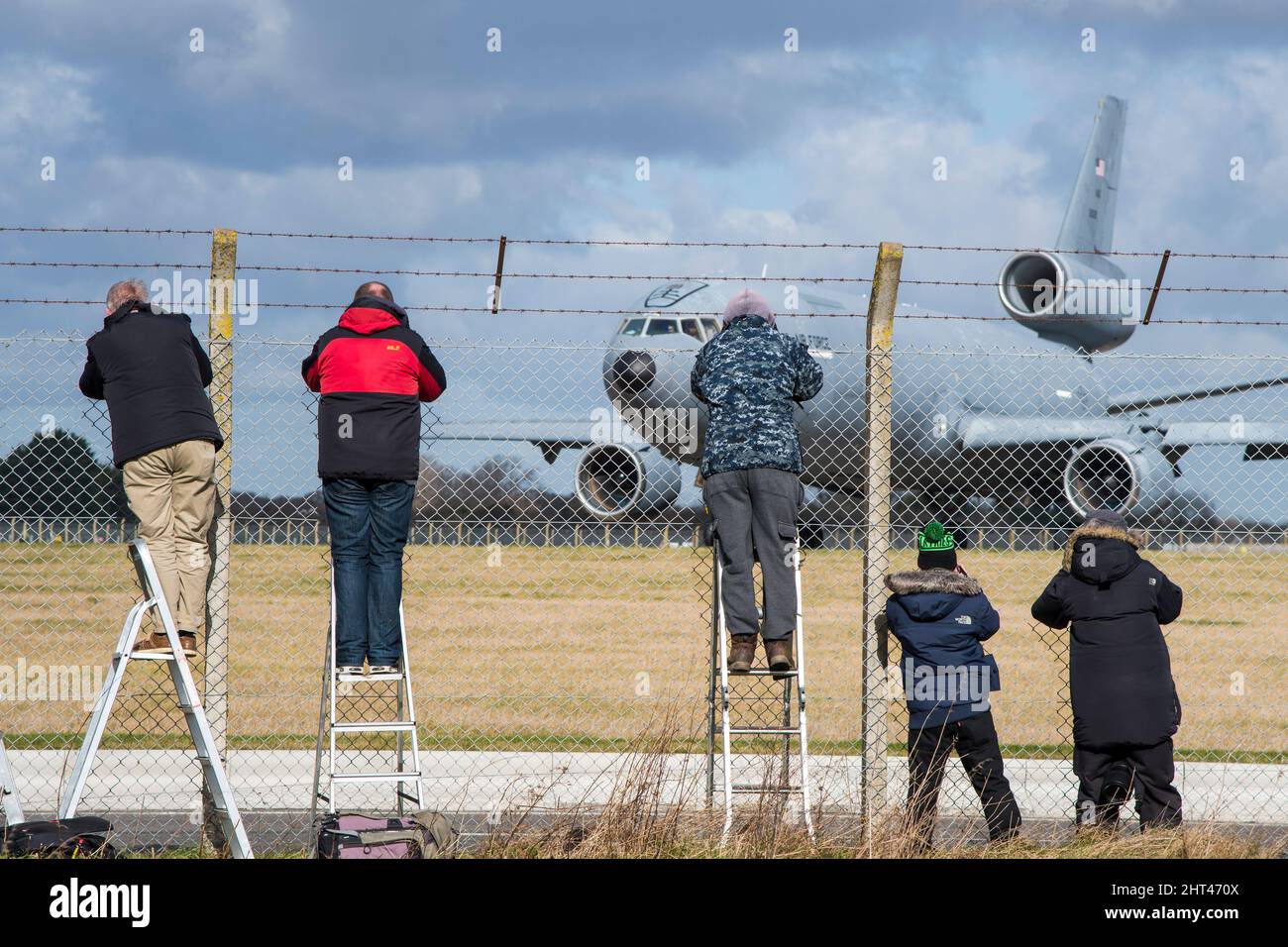 Avistadores de aviones en Mildehall Air Field tomando fotos de McDonnell Douglas KC-10 Extender taxi-ing Foto de stock