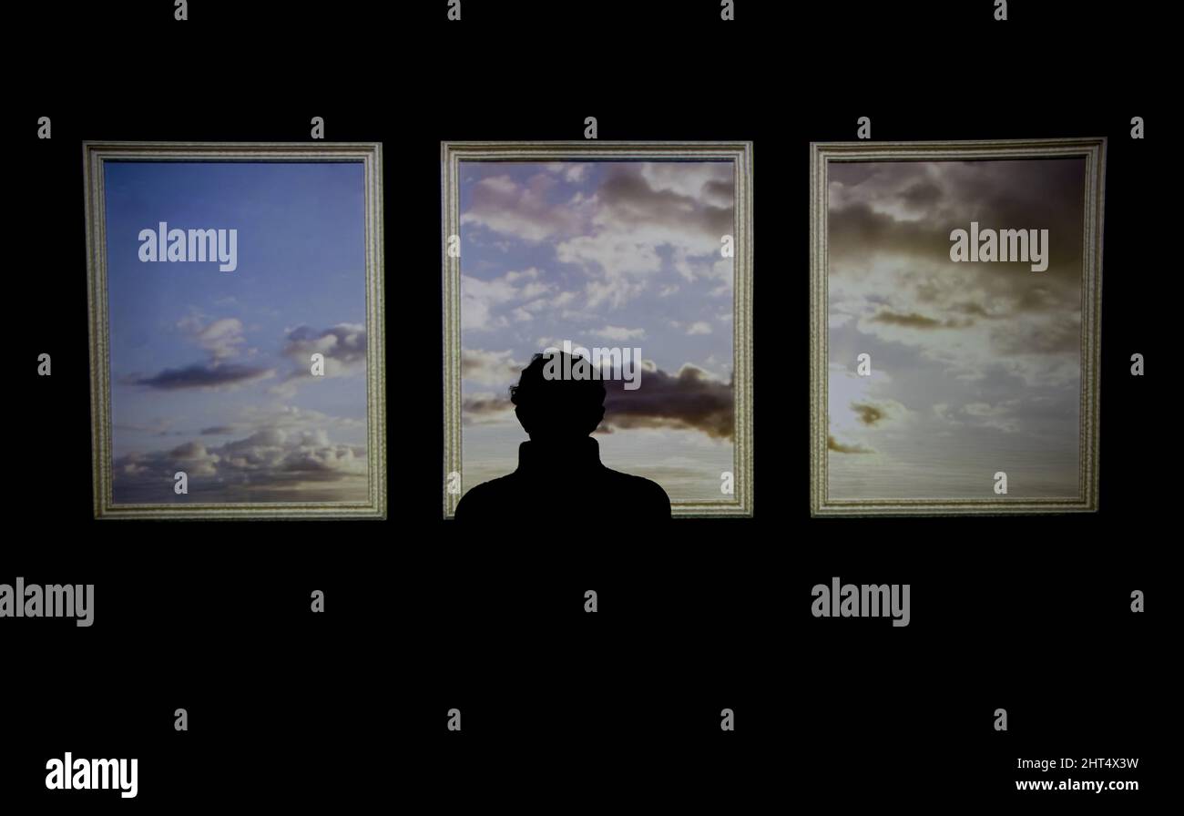 Silueta de un hombre viendo una imagen digital del cielo Foto de stock