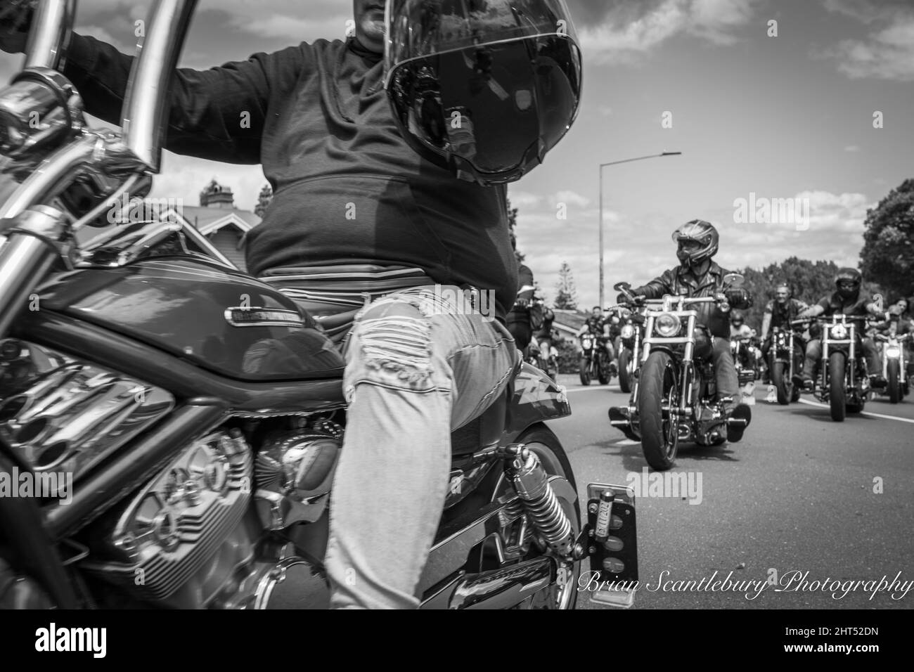 Tauranga Nueva Zelanda - Febrero 26 2022; Gente local que participa en la marcha de protesta antimandato de la pandemia de covid, liderada por la cabalgata en motocicleta Foto de stock