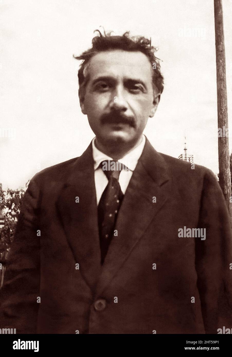 Albert Einstein (1879–1955), físico teórico nacido en Alemania que desarrolló la teoría de la relatividad y recibiría el Premio Nobel de Física 1921, en un retrato al aire libre c1919. Foto de stock