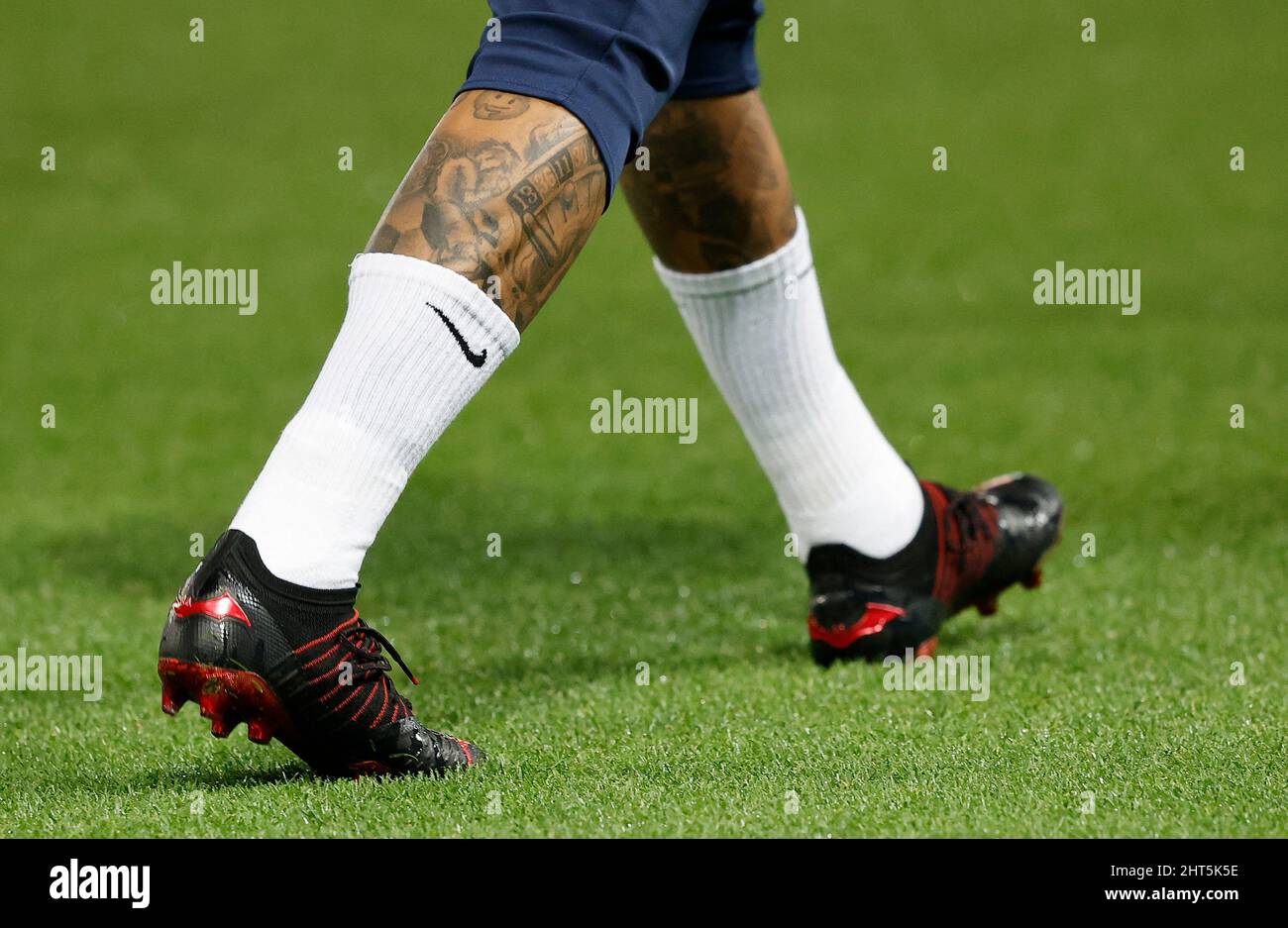 NEYMAR Jr del PSG lleva su nuevo par de zapatillas « Batman » en acción  durante el partido de fútbol Ligue 1 Paris Saint-Germain contra Saint  Etienne en el estadio Parc des
