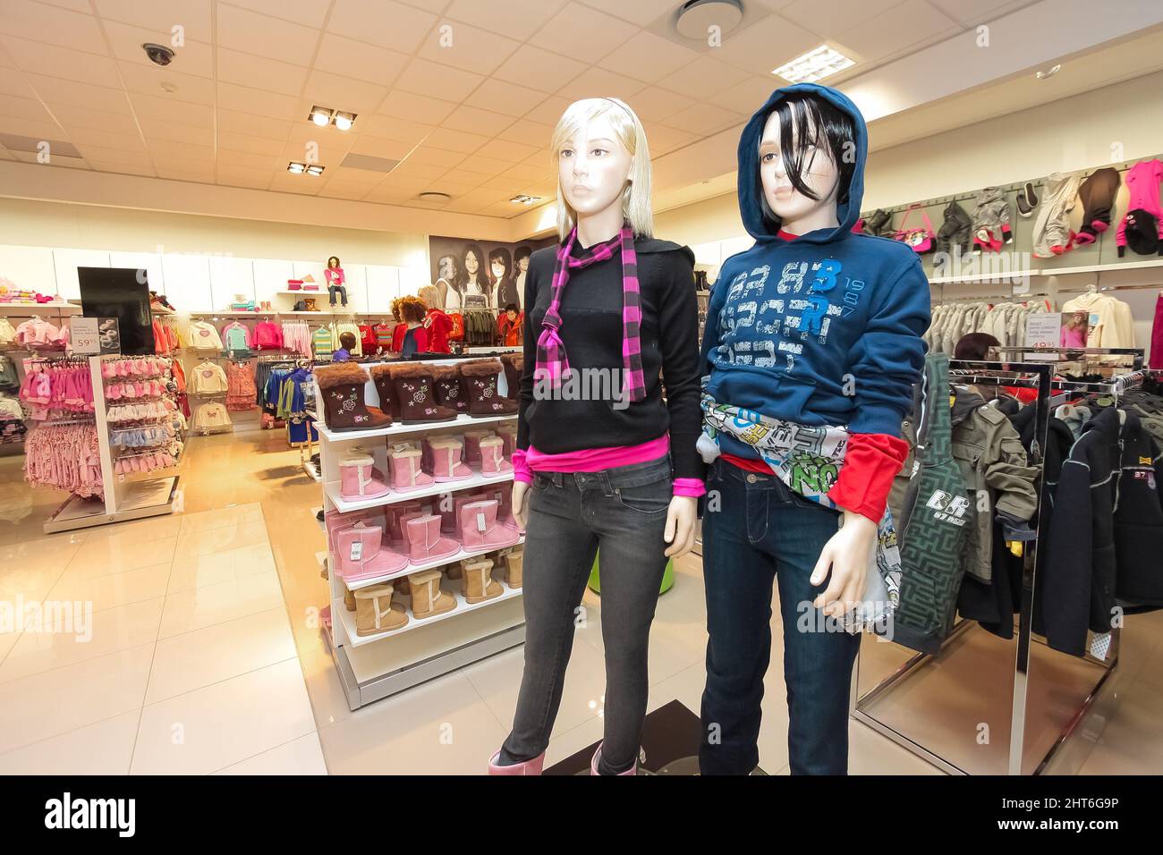 Mannequins y perchas infantiles con ropa infantil en una tienda de ropa en  Johannesburgo, Sudáfrica Fotografía de stock - Alamy