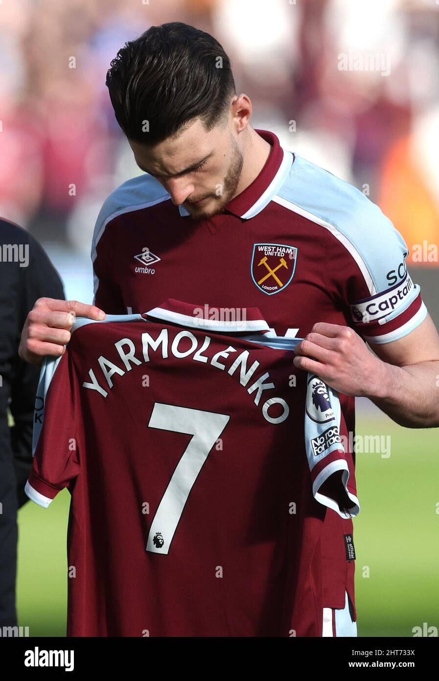 Fútbol - Premier League - West Ham United v Wolverhampton Wanderers -  London Stadium, London, Britain - February 27, 2022 El West Ham United's  Declan Rice lleva una camiseta en apoyo de