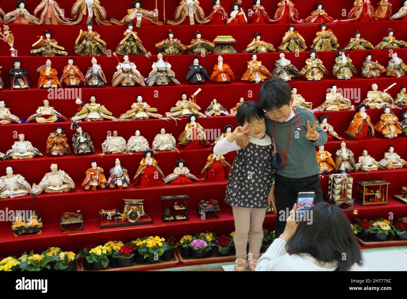 Konosu, Japón. 27th Feb, 2022. Los pueblos toman fotos de muñecas  tradicionales japonesas durante un festival anual de muñecas (Hinamatsuri)  en Konosu, Prefectura de Saitama, Japón, el domingo 27 de febrero de