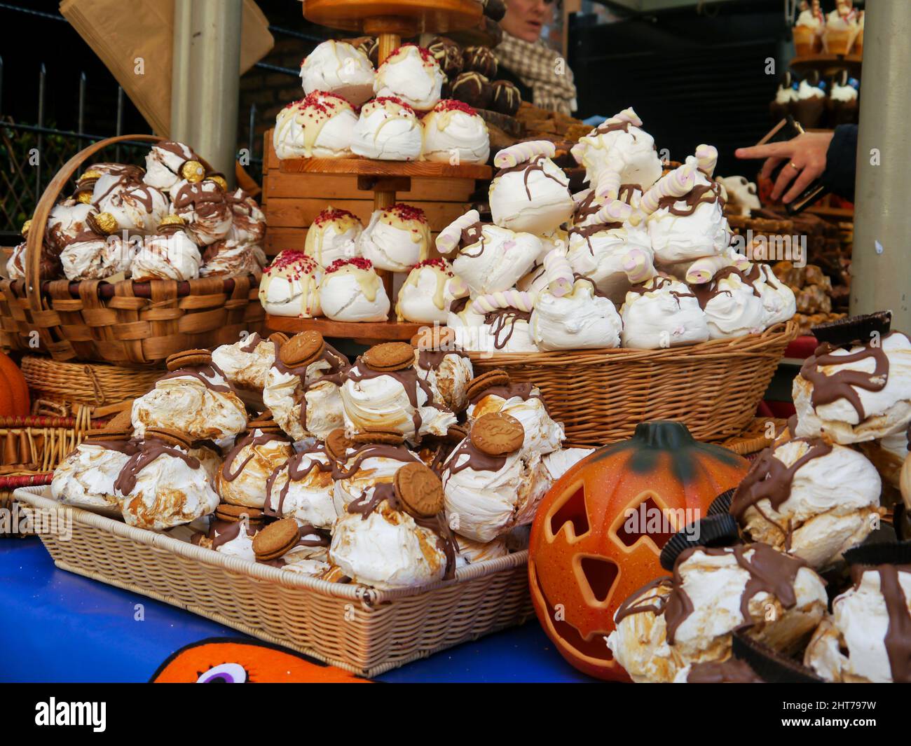Pasteles a la venta en un puesto de mercado Foto de stock