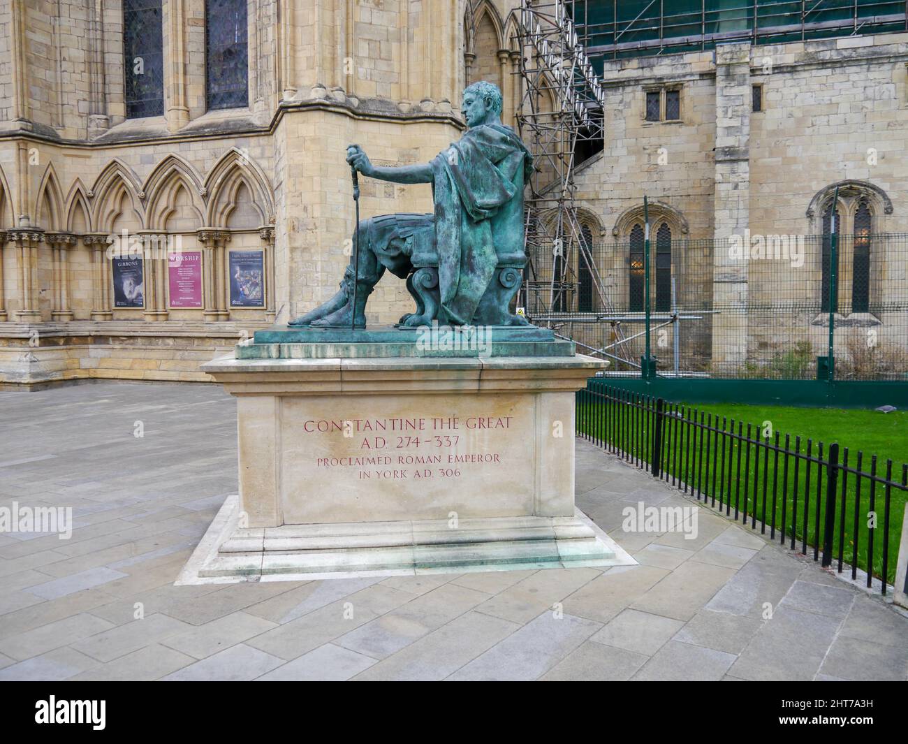 La estatua del emperador Constantino el Grande fuera de York Minster, York, Inglaterra Foto de stock
