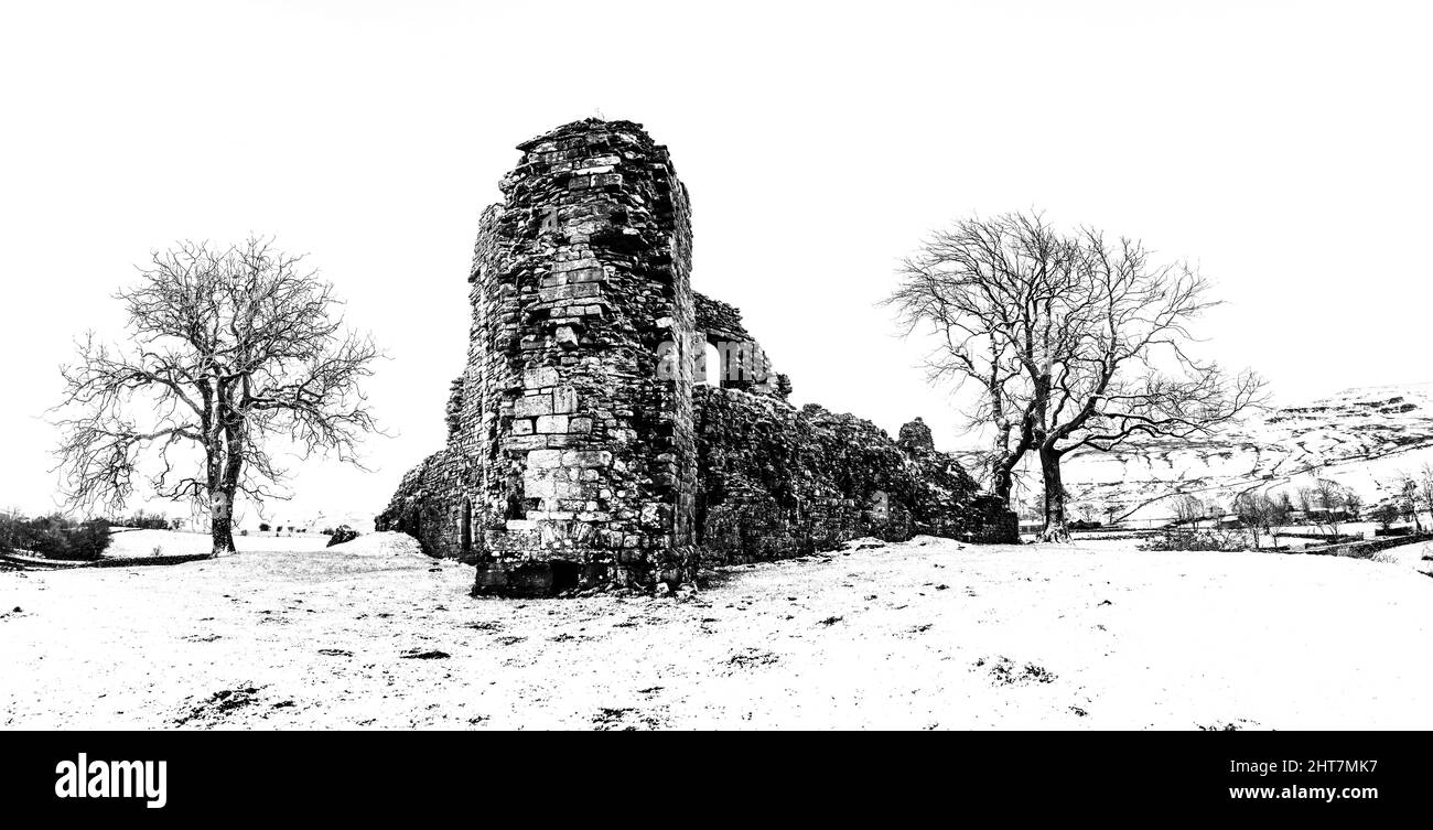 Castillo De Pendragon En Invierno Fotografías E Imágenes De Alta Resolución Alamy 3379