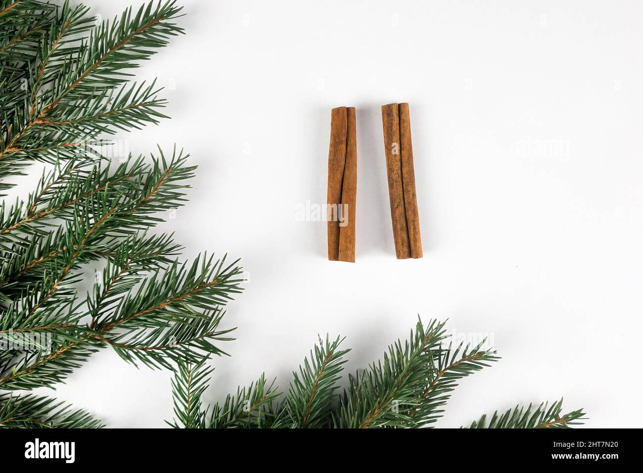 Fondo blanco con pinos y palitos de canela para diferentes días de