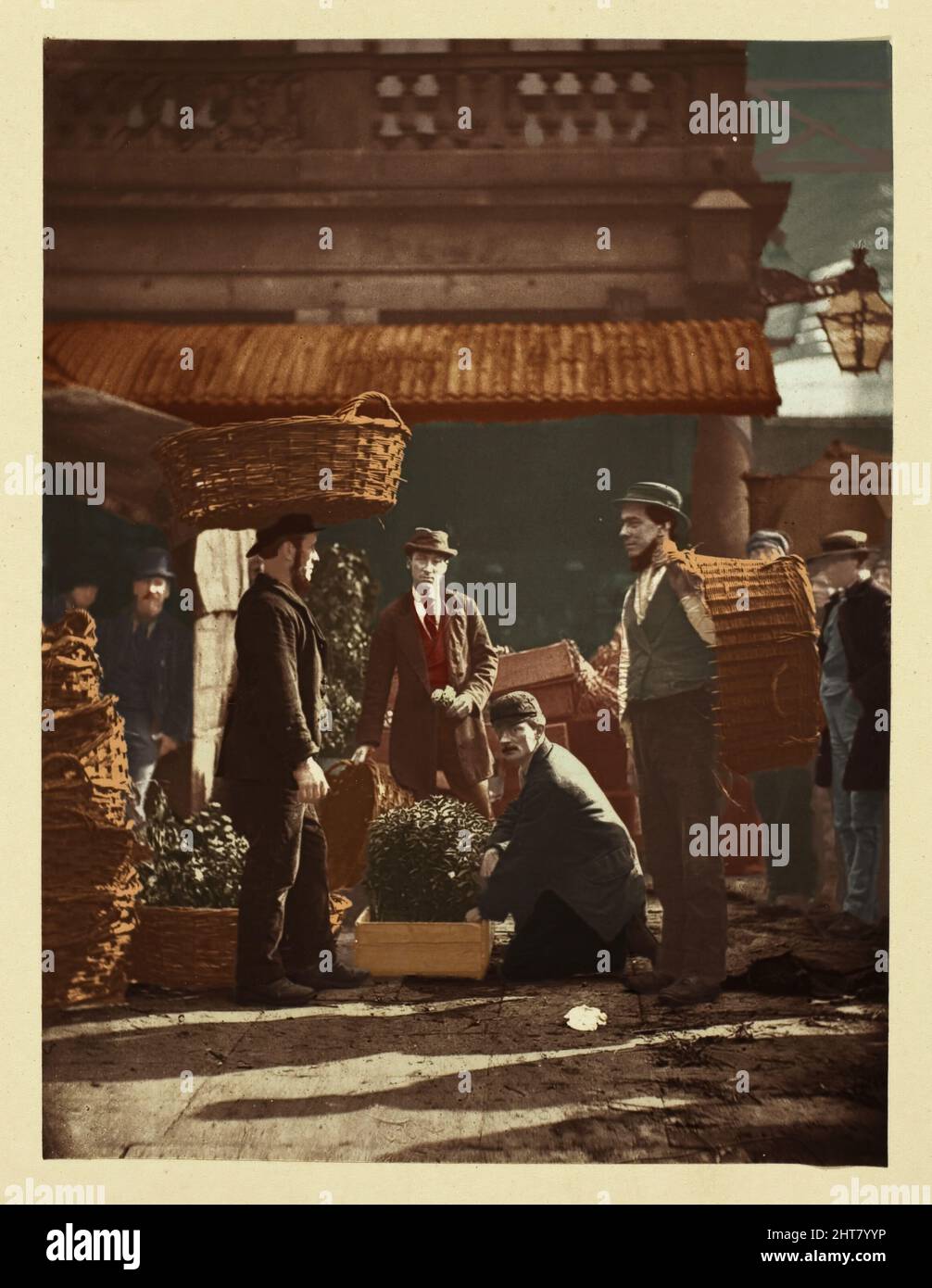 Covent Garden Laborers, 1881. Una obra de madera tipo burytype, placa 3 en el libro «incidentes callejeros» (1881). (Impresión en blanco y negro en color). Foto de stock