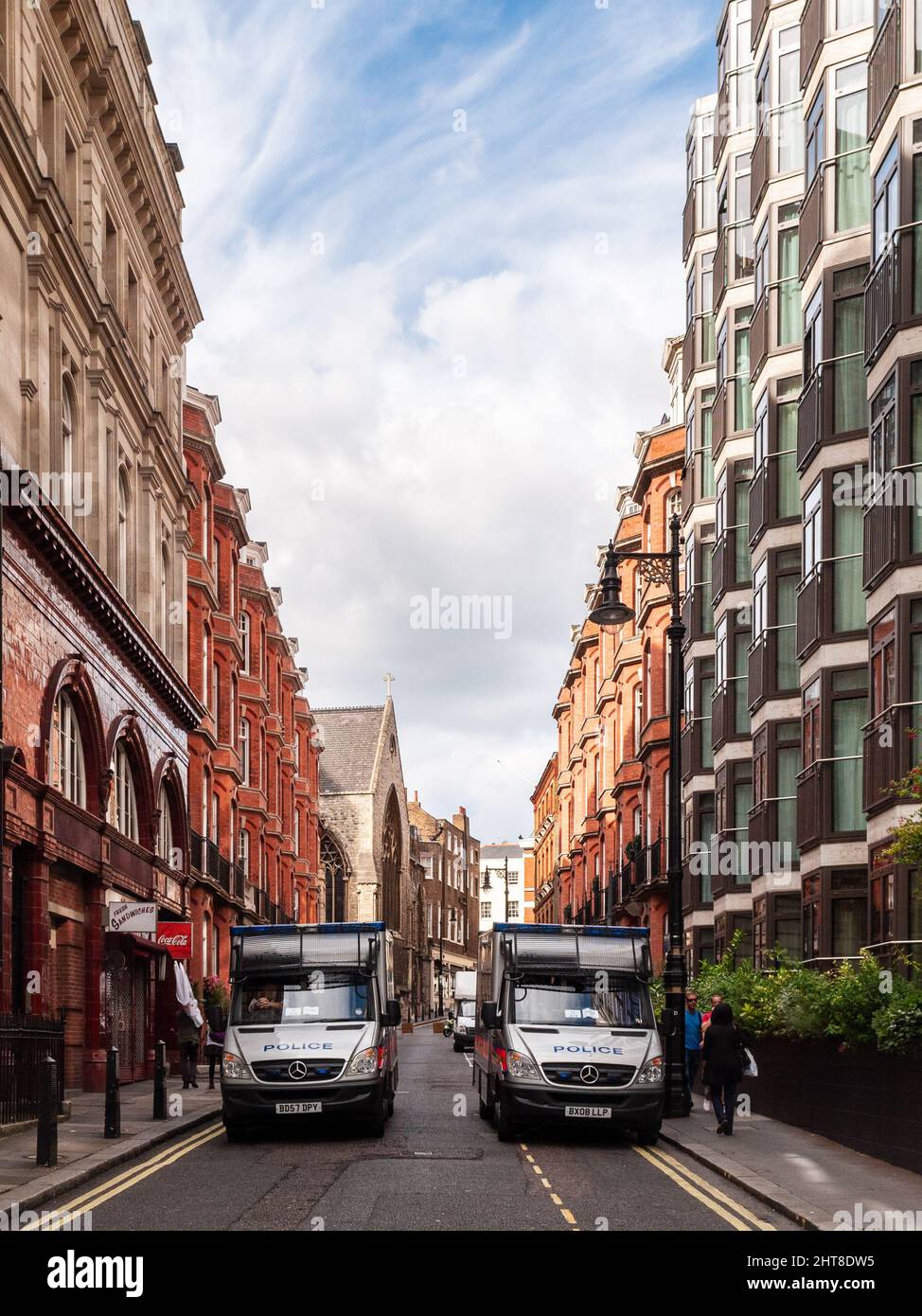 Las furgonetas de policía forman un bloque de carretera en Down Street en Mayfair durante un evento en Westminster, Londres. Foto de stock