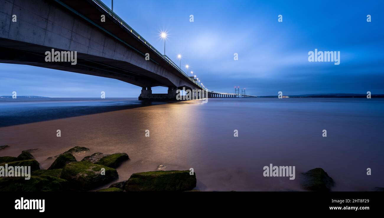El puente de Severn Crossing de M4 segundos se ilumina por la noche en el estuario de Severn. Foto de stock