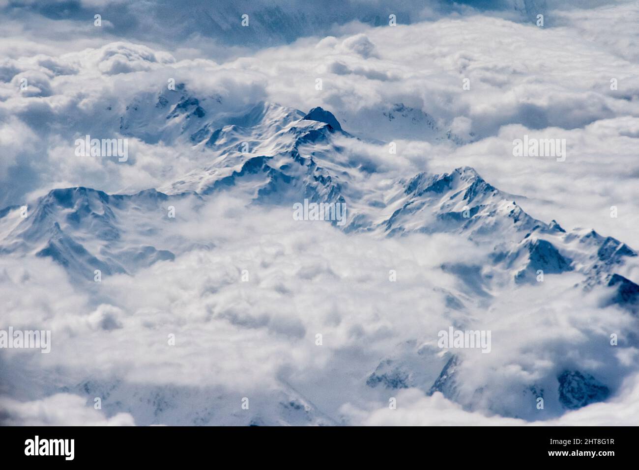 Vista aérea de la montaña de nieve, Europa Foto de stock