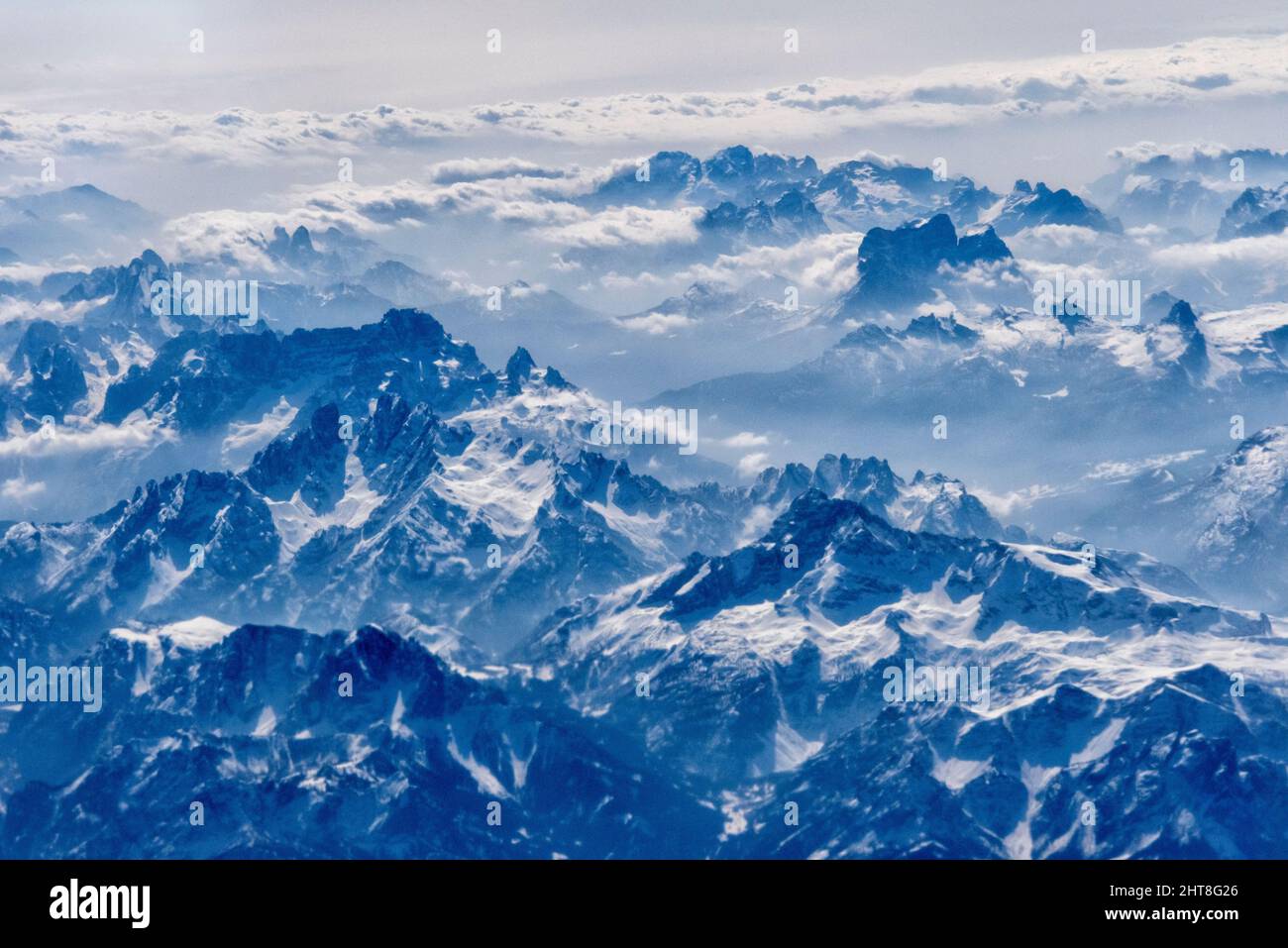 Vista aérea de la montaña de nieve, Europa Foto de stock