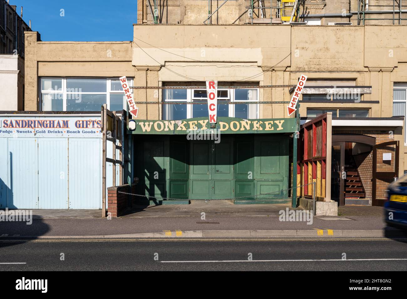 La tienda de regalos Wonkey Donkey está cerrada y cerrada en el paseo marítimo de Weston-Super-Mare. Foto de stock