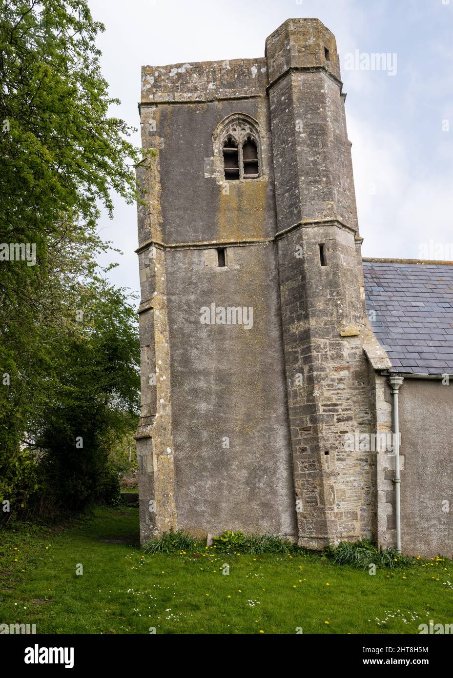 La iglesia medieval del Santo Salvador en Puxton, Somerset, con su distintiva torre inclinada. Foto de stock