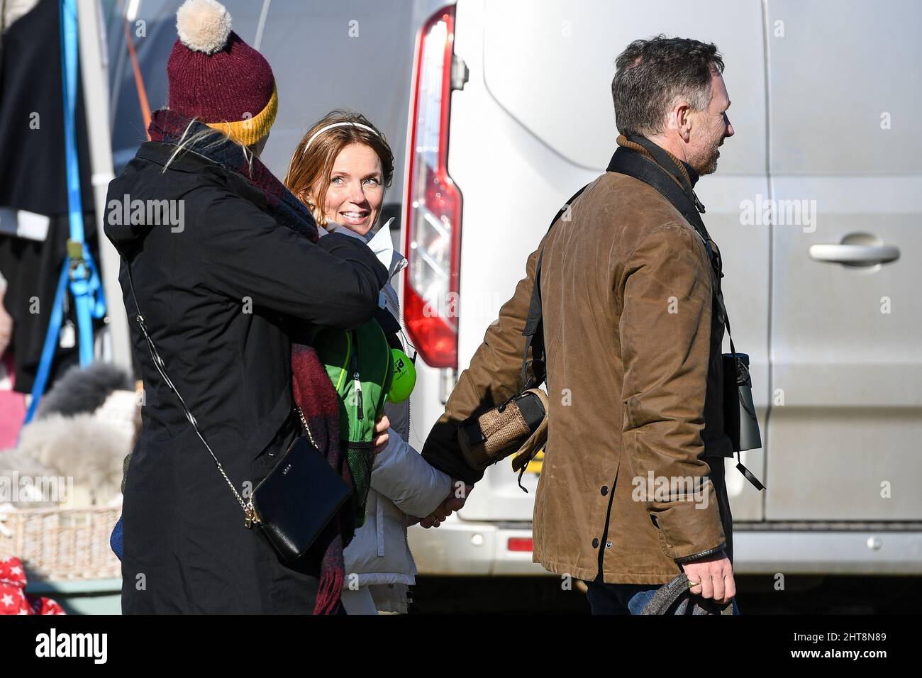 Larkhill, Wiltshire, Reino Unido, 27th Fenrary, 2022. En la foto de izquierda a derecha Geri Halliwell y Christian Horner OBE (Director de la Red Bull Racing) en el South & West Wilts Hunt punto a punto. Crédito: Peter Nixon/Alamy Live News Foto de stock