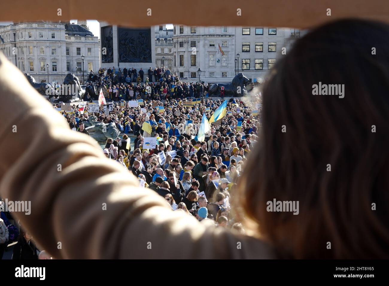Multitud que protesta contra la invasión rusa de Ucrania, Trafalgar Square, Londres, Reino Unido, 27 de febrero de 2022 Foto de stock