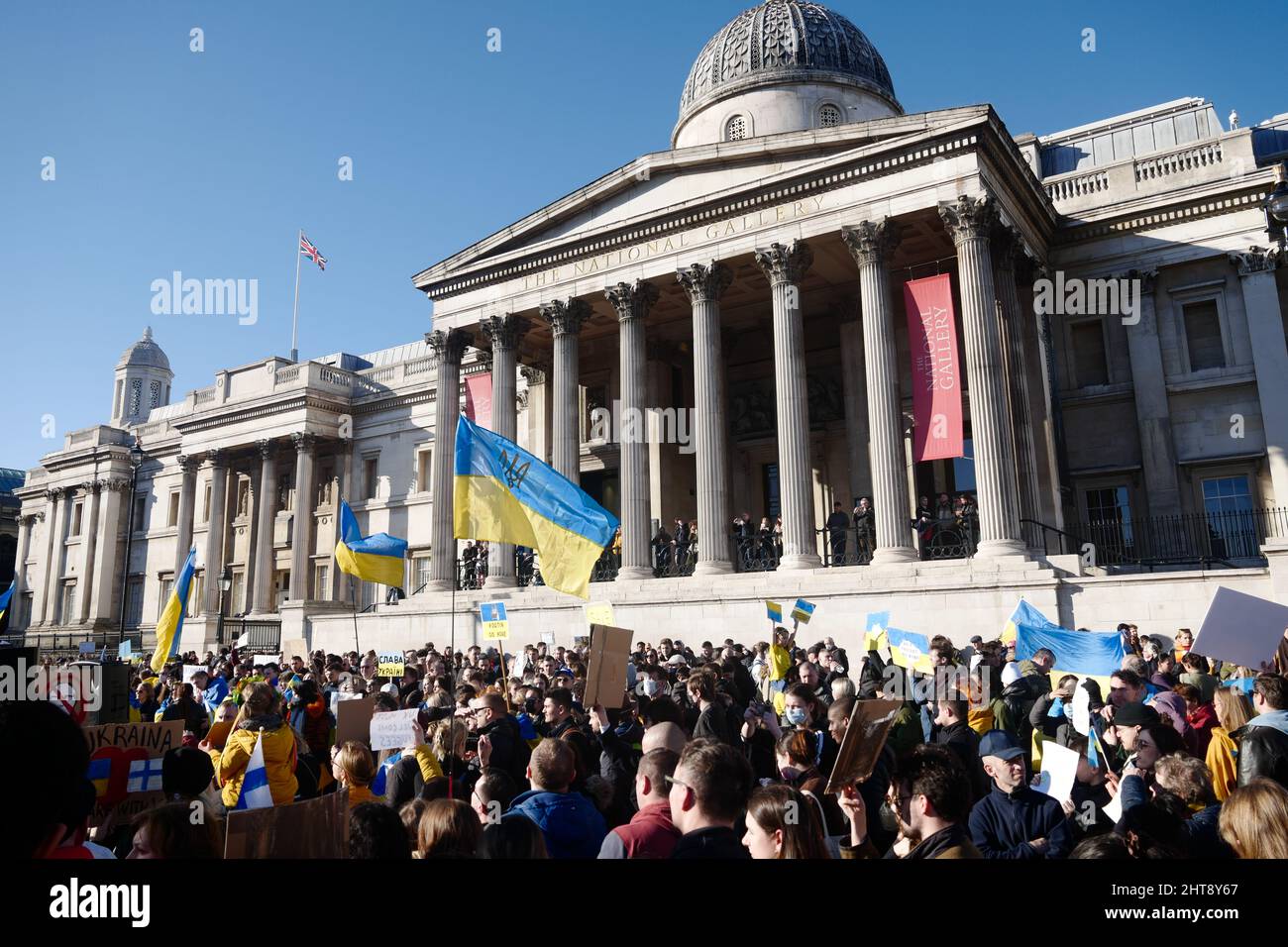 Protesta contra la invasión rusa de Ucrania, National Gallery, Trafalgar Square, Londres, Reino Unido, 27 de febrero de 2022 Foto de stock