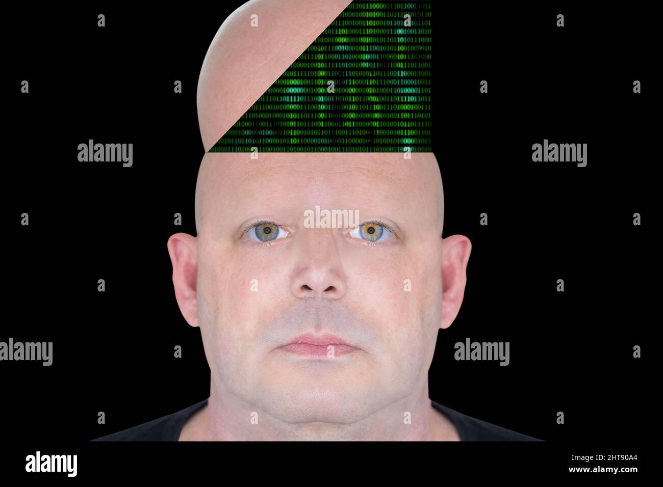 Imagen conceptual de la programación humana. Se están insertando dígitos binarios verdes en una mente humana para representar cómo los medios de opinión pública e Internet Foto de stock