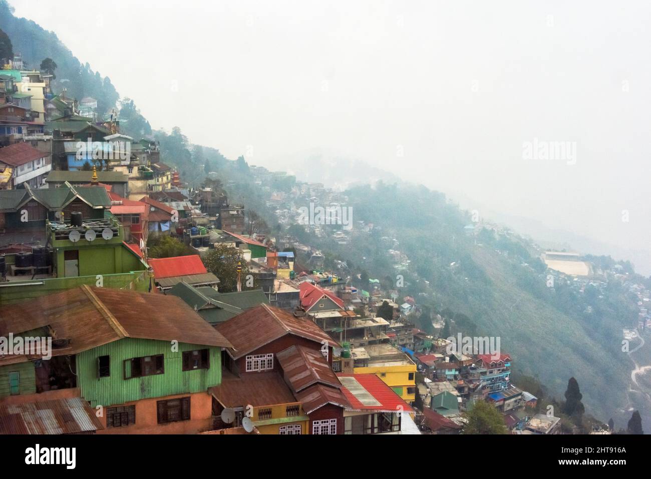 Casas en la ladera, Darjeeling, Bengala Occidental, India Foto de stock