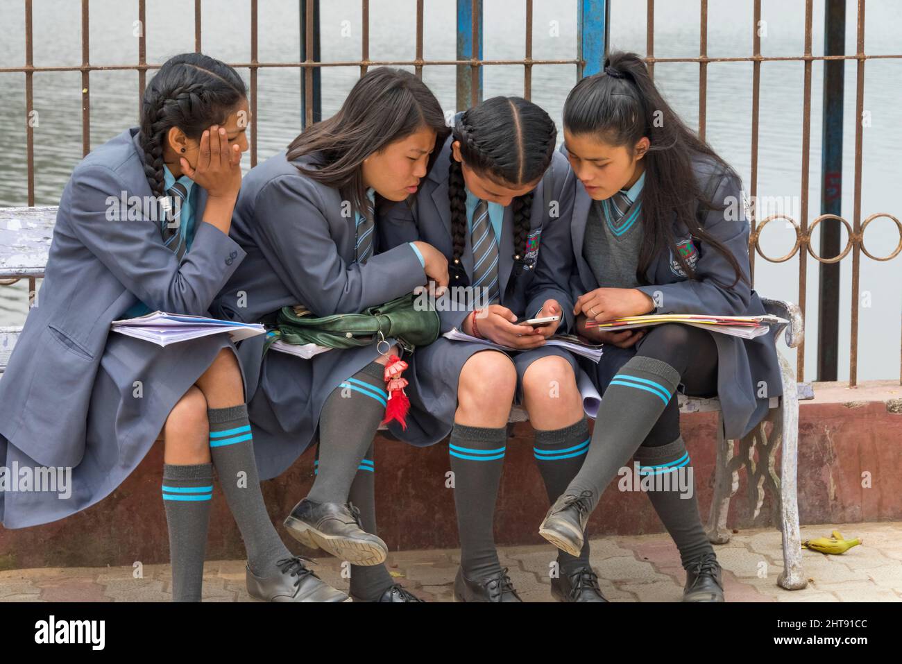 Niñas estudiantes en uniforme, Darjeeling, Bengala Occidental, India Foto de stock