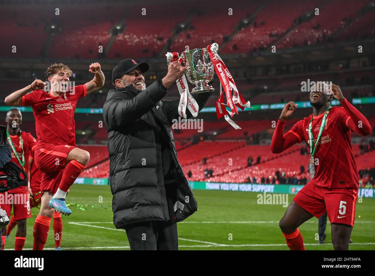 Jürgen Klopp gerente de Liverpool levanta la copa y celebra con los fans Foto de stock