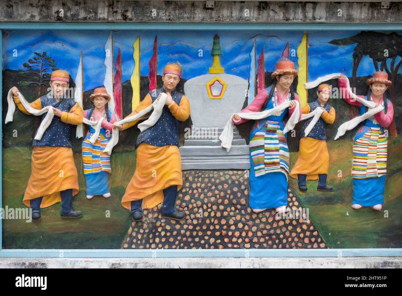 Pintura de relieve que muestra a la población étnica local, Gangtok, Sikkim, India Foto de stock