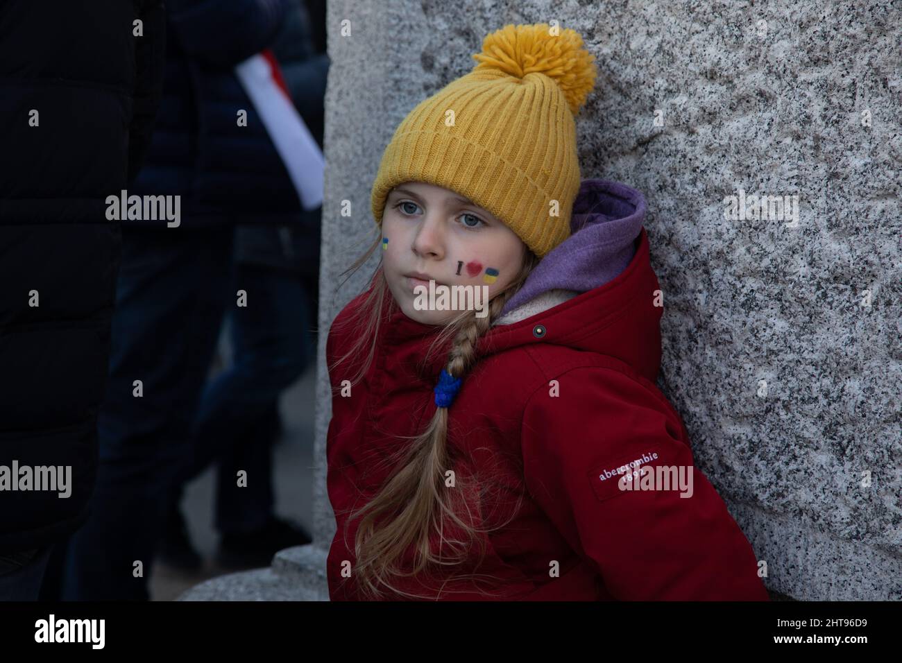 Londres, Reino Unido, 27th Feb 2022 Una chica ucraniana en Trafalgar Square, donde miles se han reunido para protestar contra los recientes ataques de Rusia contra Ucrania. Crédito: Kiki Streitberger/Alamy Live News Foto de stock