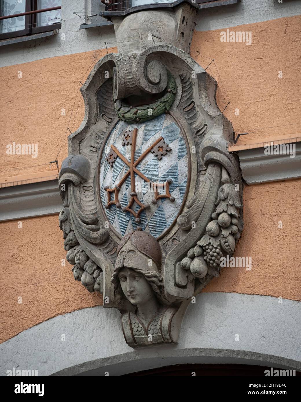 REGENSBURG, ALEMANIA - 11 DE JULIO de 2019: Antiguo escudo de armas tallado del distrito de Stadtamhof que es diferente del escudo de armas de la ciudad Foto de stock