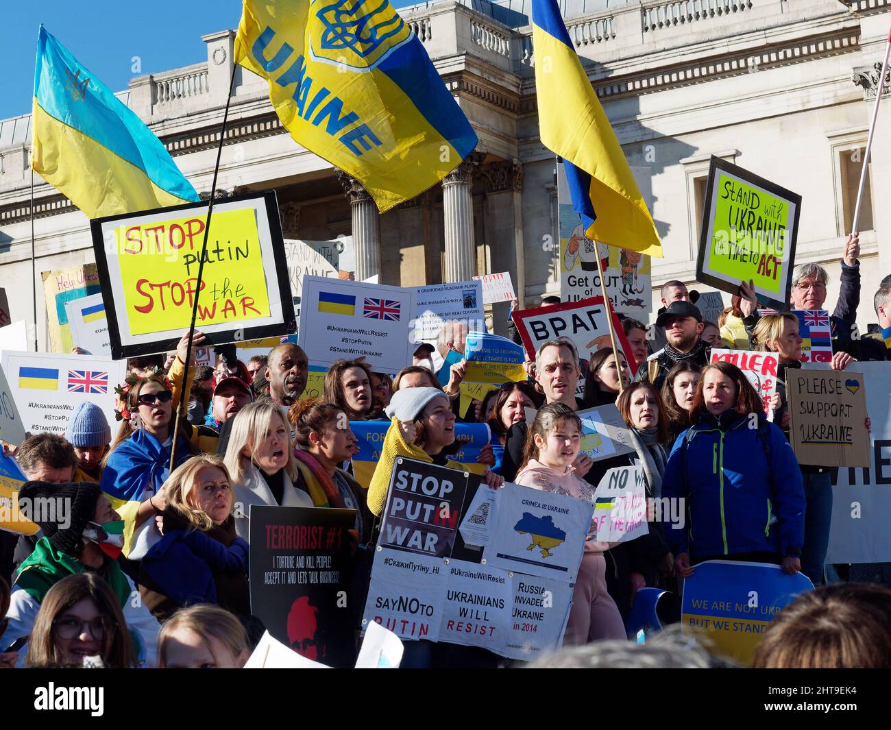 La vista de los manifestantes se reunió en Trafalgar Square, Londres, agitando banderas, pancartas y pancartas para protestar por la invasión rusa de Ucrania Foto de stock