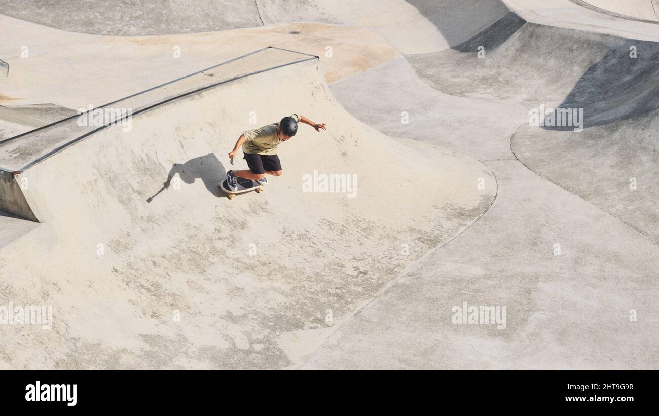 Monopatín tipo fresco en un parque de skateboarding en Selangor, Malasia  mientras que graba un vídeo en su teléfono Fotografía de stock - Alamy