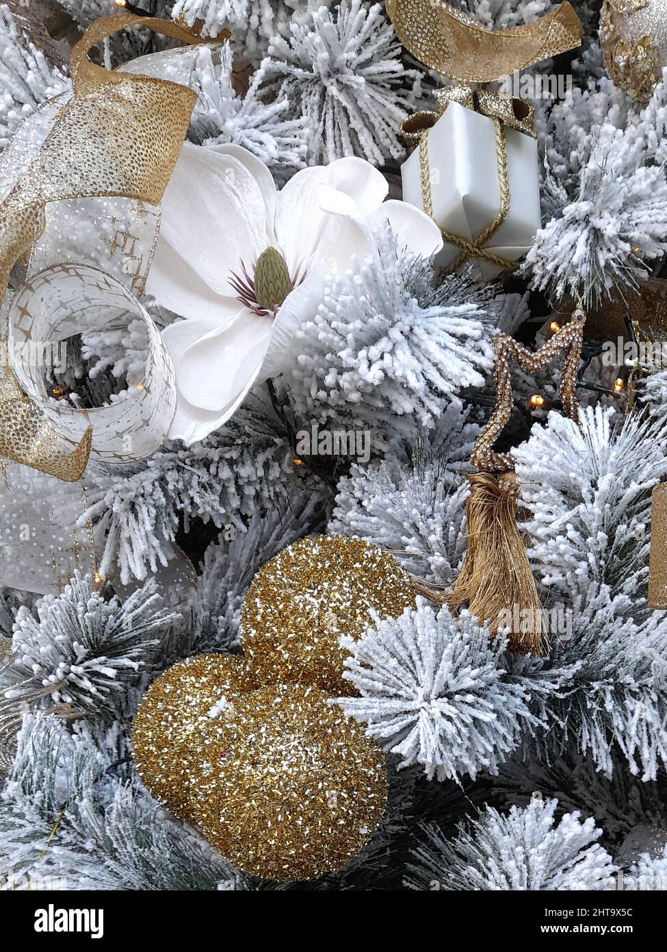 Un árbol de Navidad blanco con decoración de color plateado y dorado  Fotografía de stock - Alamy