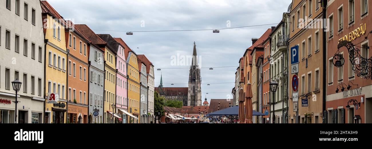 2019: Vista panorámica a lo largo de Stadtamhof en el casco antiguo hacia la Catedral de San Pedro Foto de stock