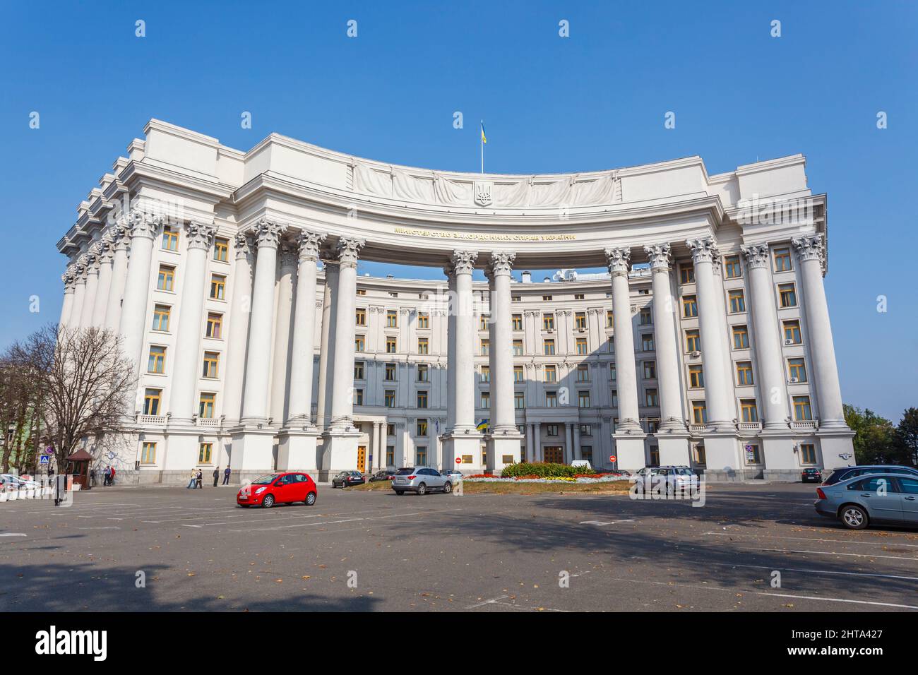 El edificio del Ministerio de Asuntos Exteriores de la arquitectura estalinista en el histórico distrito de la Ciudad Alta de la Vieja Kiev (Kiev), capital de Ucrania Foto de stock
