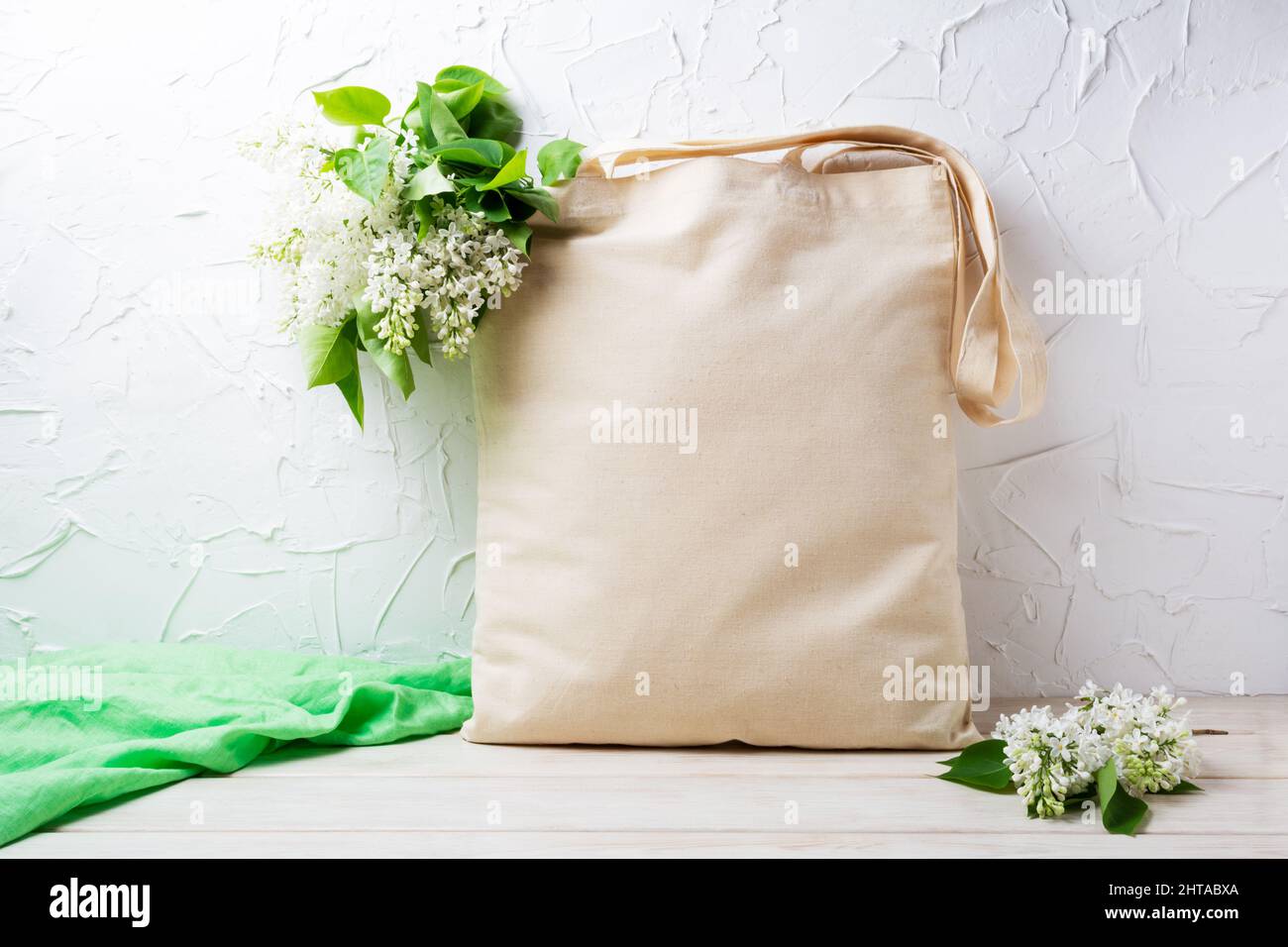 Bolsa de tela mockup con lila blanca y bufanda verde. Bolsa de shopper de  lino rústico para una presentación de marca Fotografía de stock - Alamy