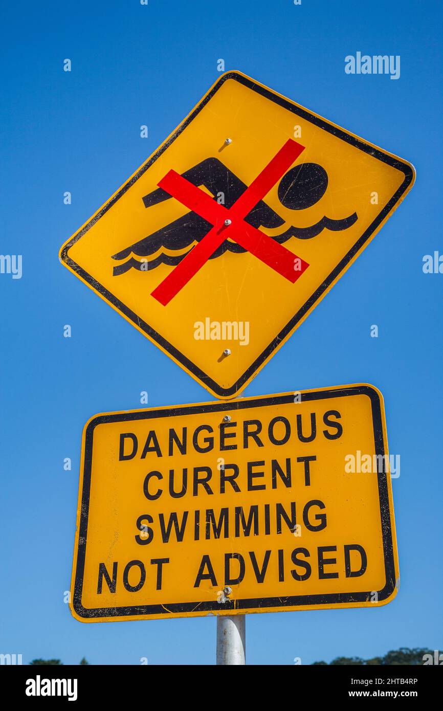 Señal de advertencia durante condiciones peligrosas de surf en Avoca Beach en la costa central de Nueva Gales del Sur, Australia Foto de stock