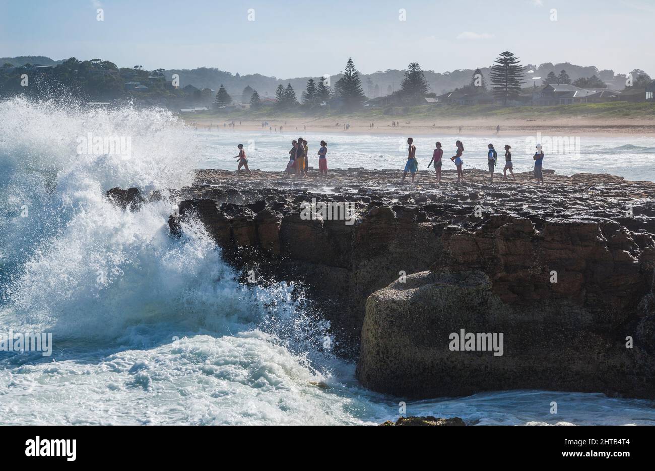 Tumultuos surfear en el promontorio rocoso en North Avoca Beach en la costa central de Nueva Gales del Sur, Australia Foto de stock