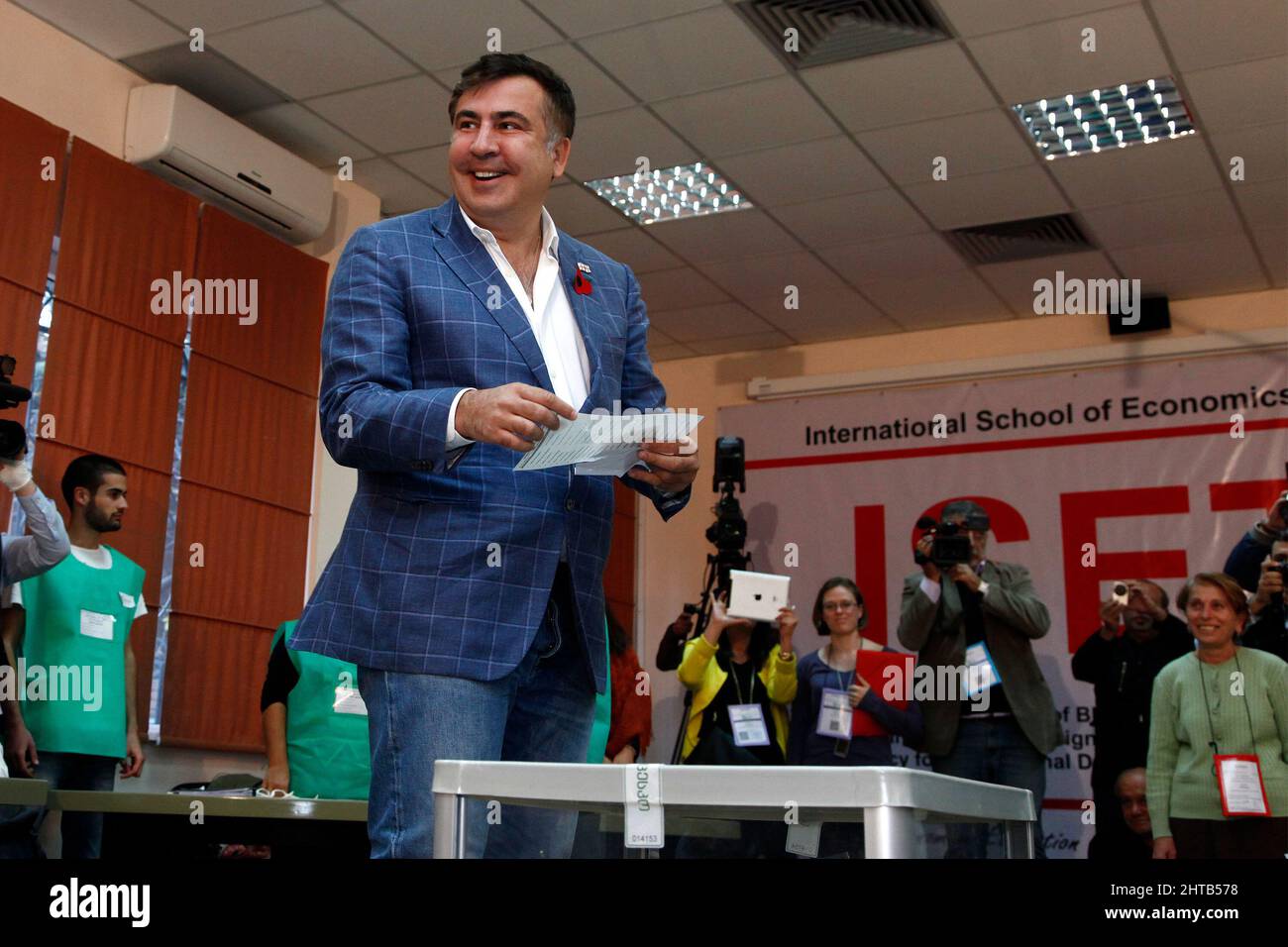 Mikheil Saakashvili vota en una mesa electoral durante las elecciones presidenciales Foto de stock