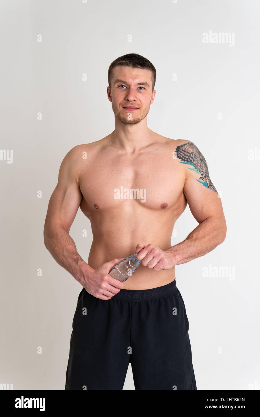 Hombre Hermoso Con La Botella De Agua Y De Toalla Que Tienen Una Rotura  Después De Entrenamiento En Gimnasio Imagen de archivo - Imagen de aptitud,  hombre: 124502303