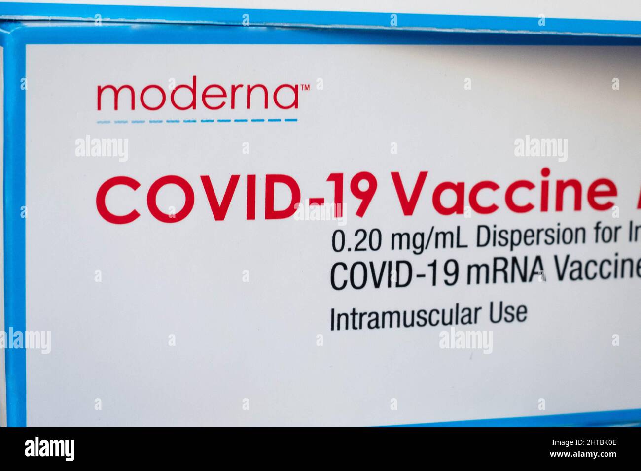 Berlín, Alemania - Febrero de 2022: Vacuna Covid-19 mRNA por Moderna Foto de stock