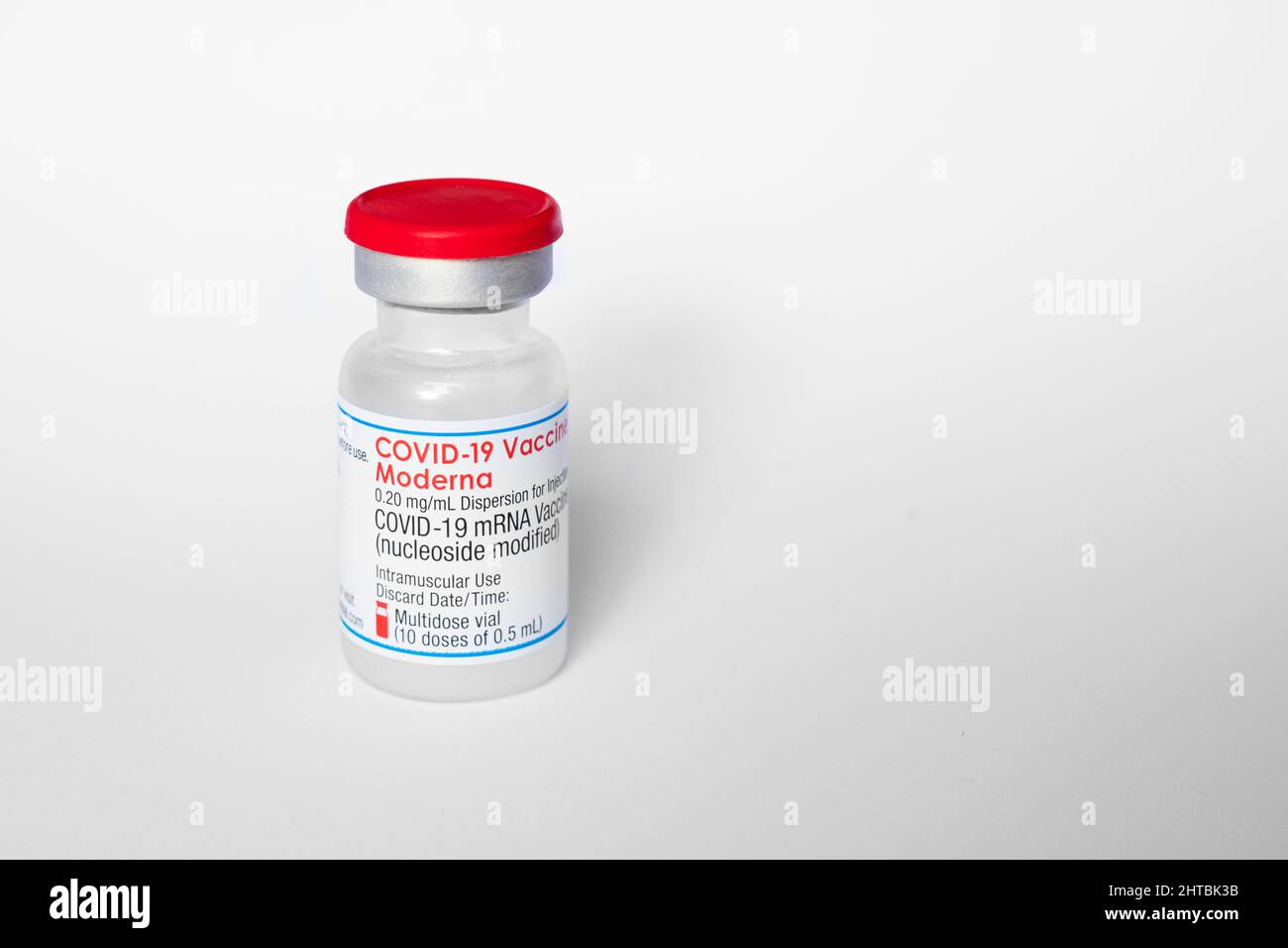 Berlín, Alemania - Febrero de 2022: Botellas de vacuna de ARN de Covid-19 por Moderna Foto de stock