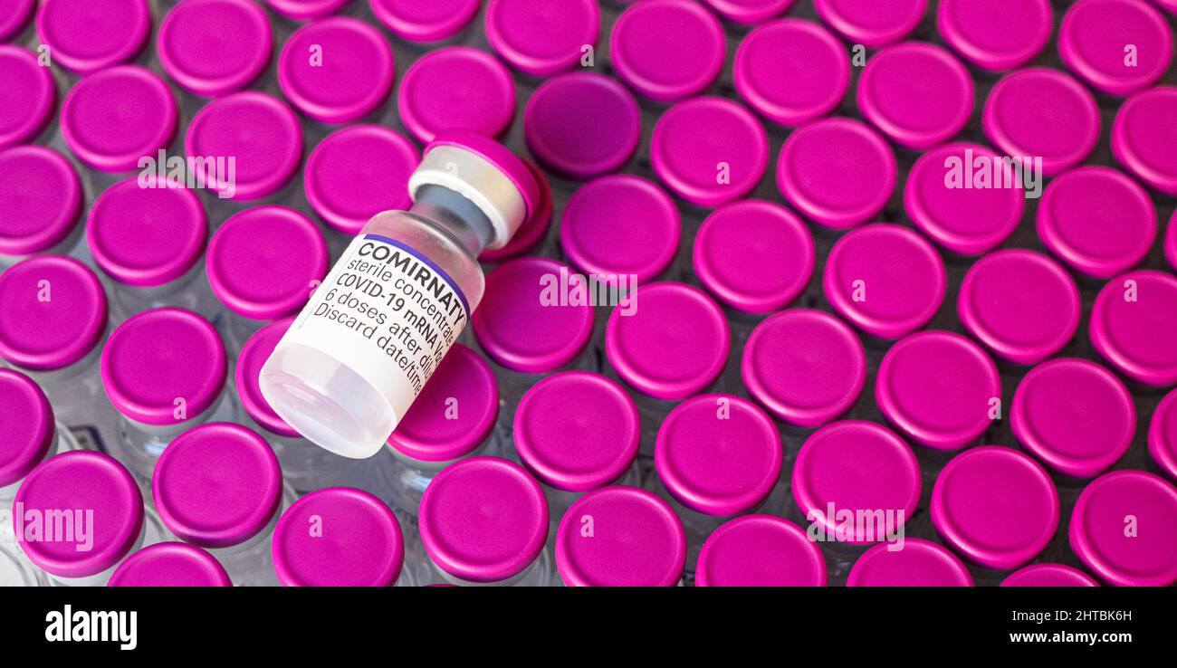 Berlín, Alemania - Febrero de 2022: Botellas de vacuna de ARN de Covid-19 por BioNTech / Pfizer Foto de stock