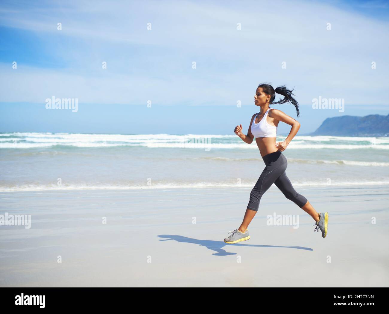 Mujer que corre a lo largo de la orilla del mar fotografías e imágenes de  alta resolución - Alamy