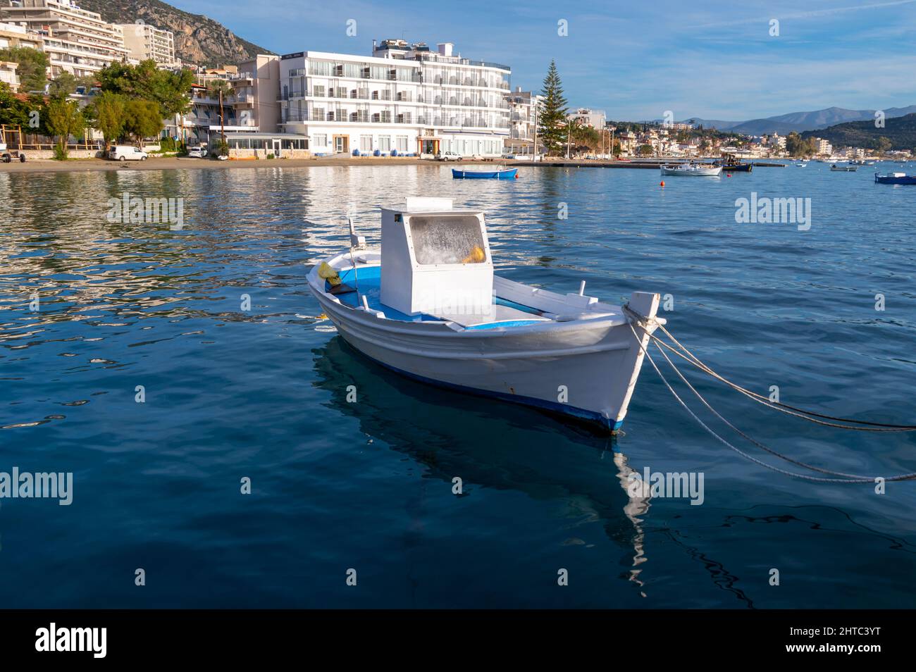 Barcos de pesca tradicionales en Tolo, Grecia Foto de stock