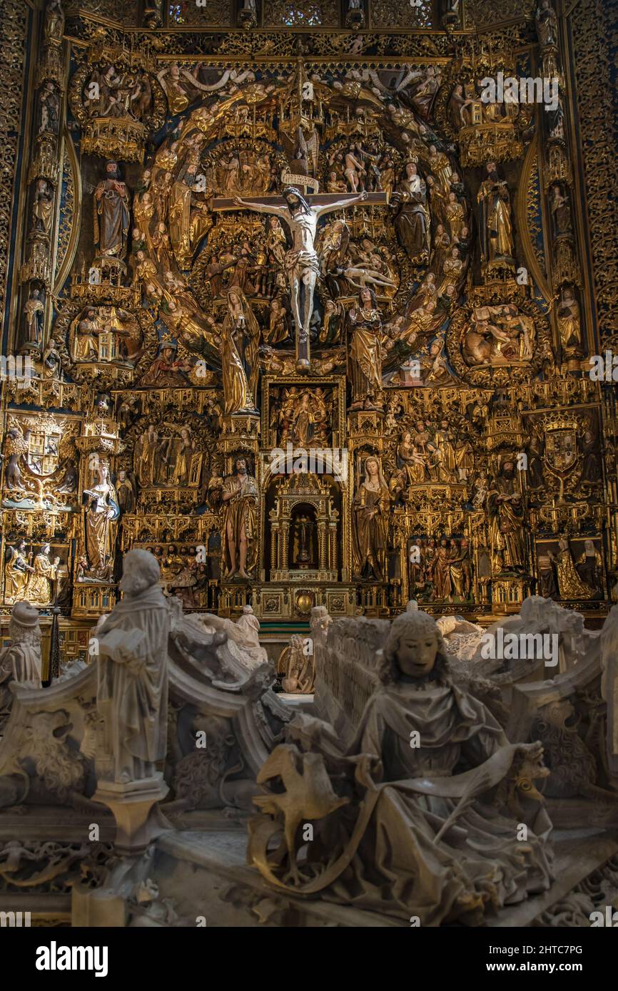 Disparo vertical de la estatua de jesús crucificado en la Cartuja de Miraflores españa Foto de stock
